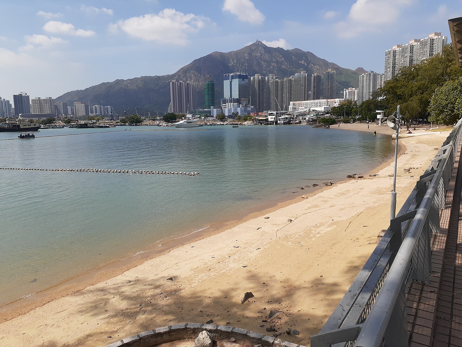 屯門青山灣泳灘。相片：Jsimcum Goa，CC BY-SA 4.0。