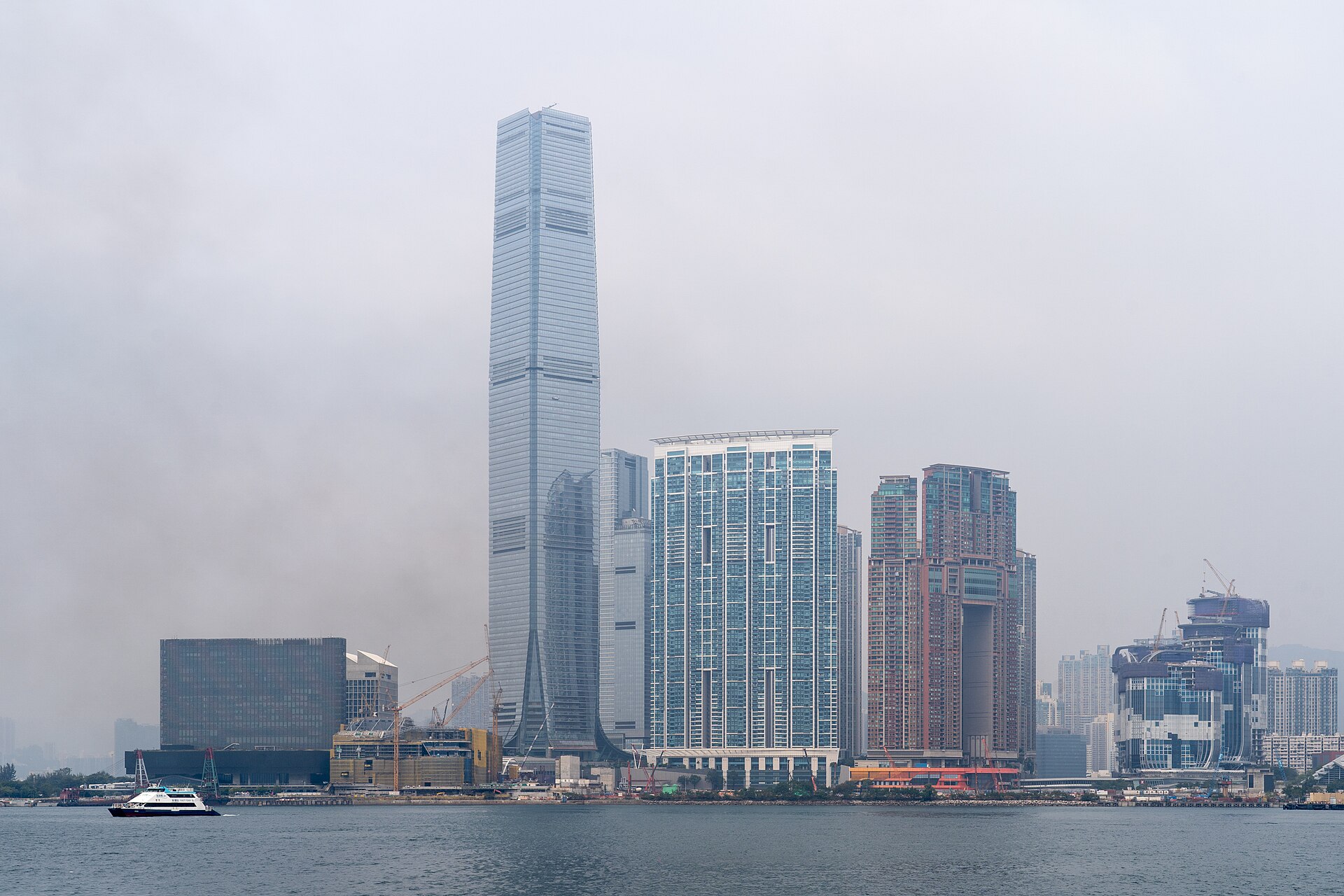 維多利亞港望向尖沙咀。相片：Alexkom000，CC BY 4.0。